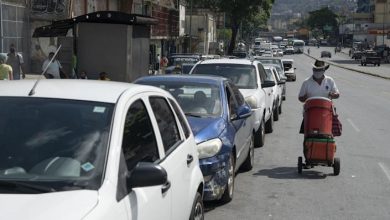 Photo of Venezolanos padecen largas filas para llenar tanques de gasolina