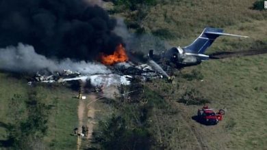 Photo of Un avión se estrelló e incendió con 22 personas a bordo en Texas