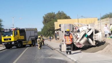 Photo of Un herido al volcar camión cementero en avenida La Paz