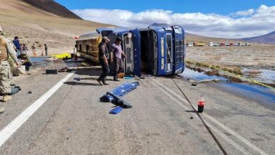 Photo of Camión cargado con combustible vuelca camino a Ollagüe