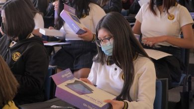 Photo of Alumnas reciben tablet para sus cursos de introducción a la minería
