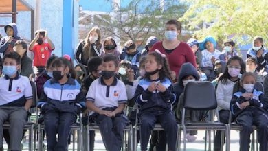 Photo of Premian a alumnos destacados escuela Claudio Arrau