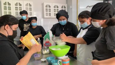Photo of Estudiantes de colegio especial egresan de ayudantes de banquetería
