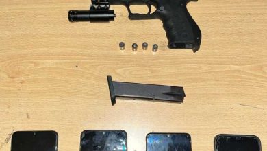 Photo of Los iban a controlar, huyen y los pillan cargados con arma y celulares