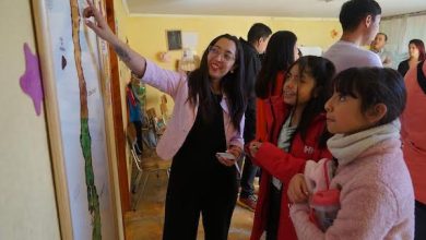 Photo of Estudiantes de Calama reciben material didáctico  con voluntariado de Minera El Abra