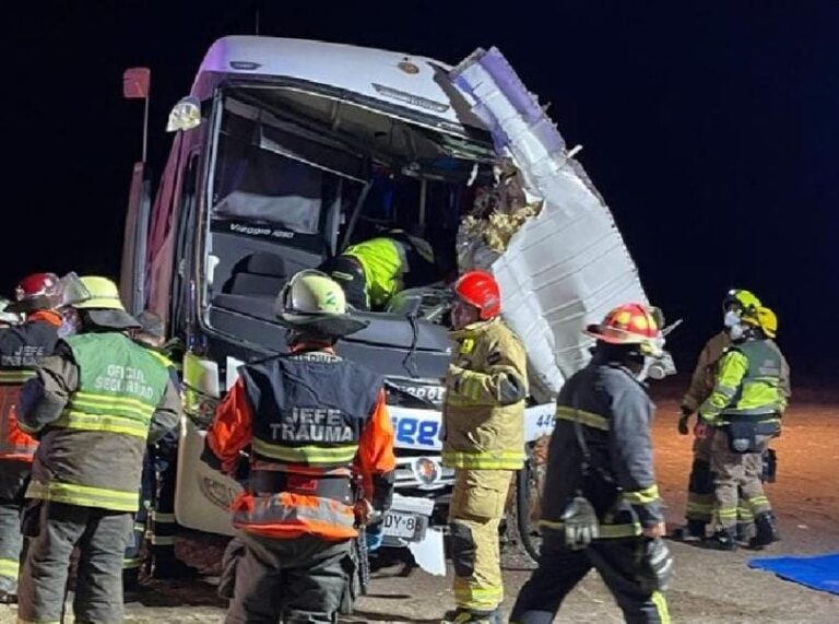 Un muerto y 4 heridos de choque de bus Viggo con camión – Diario El America