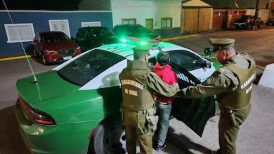 Photo of Carabineros del OS9 detiene a tres sujetos por homicidio en plaza, a un costado de establecimiento educacional