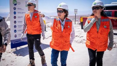 Photo of Autoridades de Gobierno y diputados de la Comisión de Minería supervisan proceso productivo de litio en Salar de Atacama