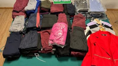 Photo of Carabineros detiene a dos sujetos saliendo de local. Estaban robando