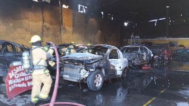 Photo of Incendio en desarmaduría de vehñiculos deja a una persona quemada
