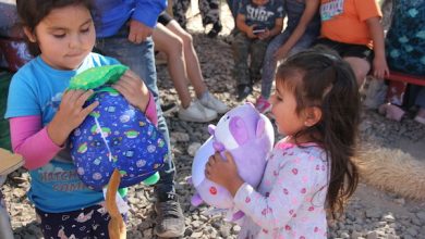 Photo of Niños y niñas del Campamento de Quetena reciben al Viejito Pascuero con apoyo de El Abra
