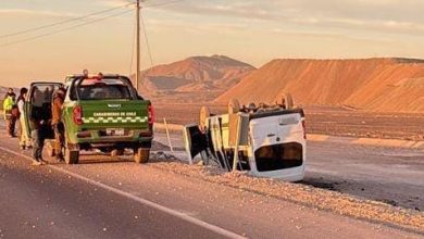 Photo of Mini bus con mineros volcó en ruta 25 cerca minera Spence