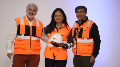 Photo of Con el hito simbólico de traspaso de casco, Claudia Domínguez asume la gerencia general de División Radomiro Tomic