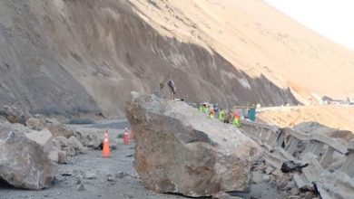 Photo of Siguen los graves derrumbes en Cuesta Camarones e interrumpen tránsito a Arica