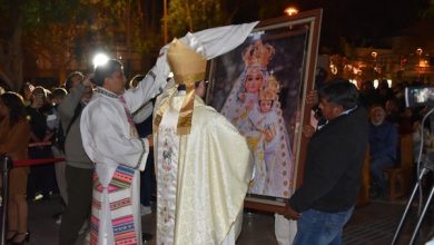 Photo of Iglesia de Calama recibe el manto y cuadro de la imagen de Virgen Guadalupe de Ayquina en la despedida de la visita a la ciudad