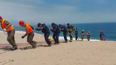 Photo of Bomberos rescata cadaver de acantilado La Portada