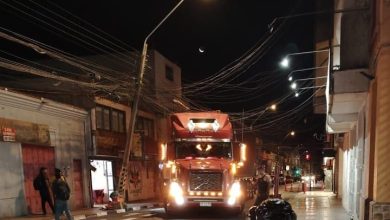 Photo of Camión hace caso omiso de no transitar por el centro de Calama y derriba alumbrado público