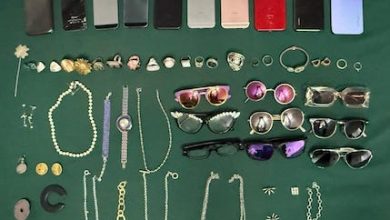 Photo of DETIENE A DOS SUJETOS QUE SE MOVILIZABAN EN UN VEHÍCULO ROBADO