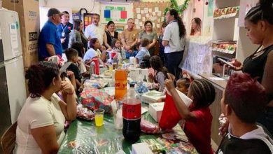 Photo of Alegría y regalos recibieron niños y adultos mayores en situación de calle