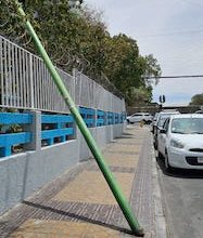 Photo of Denuncian poste chocado y que es serio peligro al transeunte