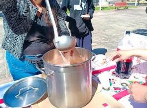 Photo of Jóvenes que cumplen sanción hacen entrega solidaria de desayuno a personas en situación de calle