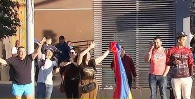 Photo of Venezolanos en Chile celebran captura de Maduro