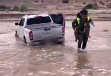 Photo of Carabineros rescata a familia atrapada por crecida del Río Loa