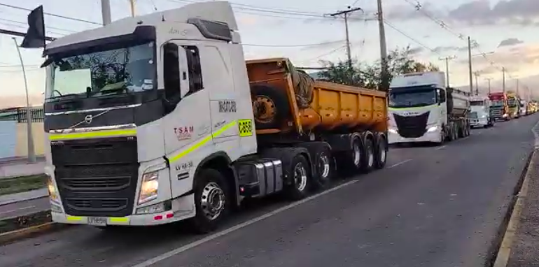 Photo of MARCHA DE CAMIONEROS POR CALLES DE CALAMA POR DESALOJOS DEL PARQUE INDUSTRIAL