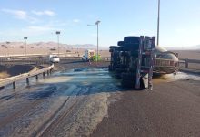 Photo of Volcamiento camión cargado con Nitrato de Amonio obliga cerrar acceso ruta 5 con B 400